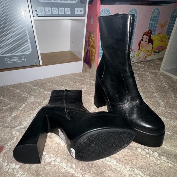 GB black leather booties - Picture 2 of 2